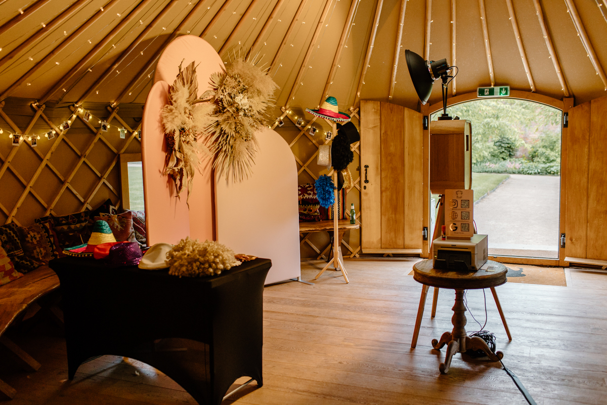 arches backdrop for a modern wedding at thorpe gardens 